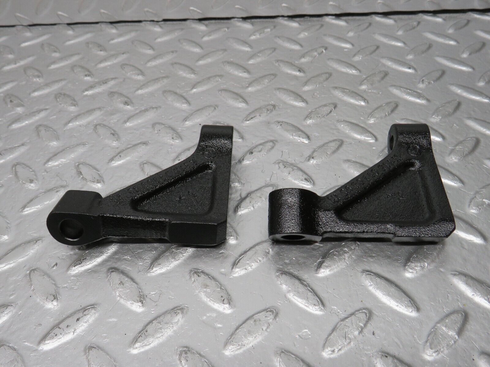 33064 Mercedes-Benz C107 R107 Engine Mount Bracket Pair 1160110895 1160110995