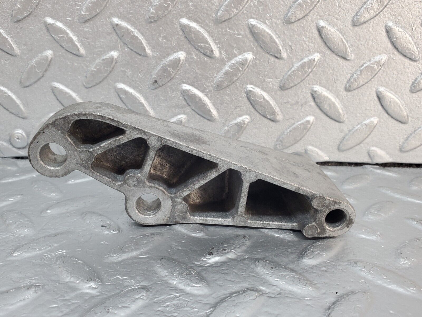 45415 Mercedes-Benz 280E M110.983 Power Steering Pump Bracket 1104663141