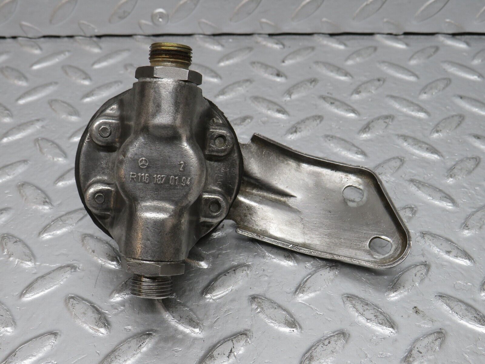 32788 Mercedes-Benz C107 R107 350 V8 Oil Pressure Damper 1161870194 1161870196