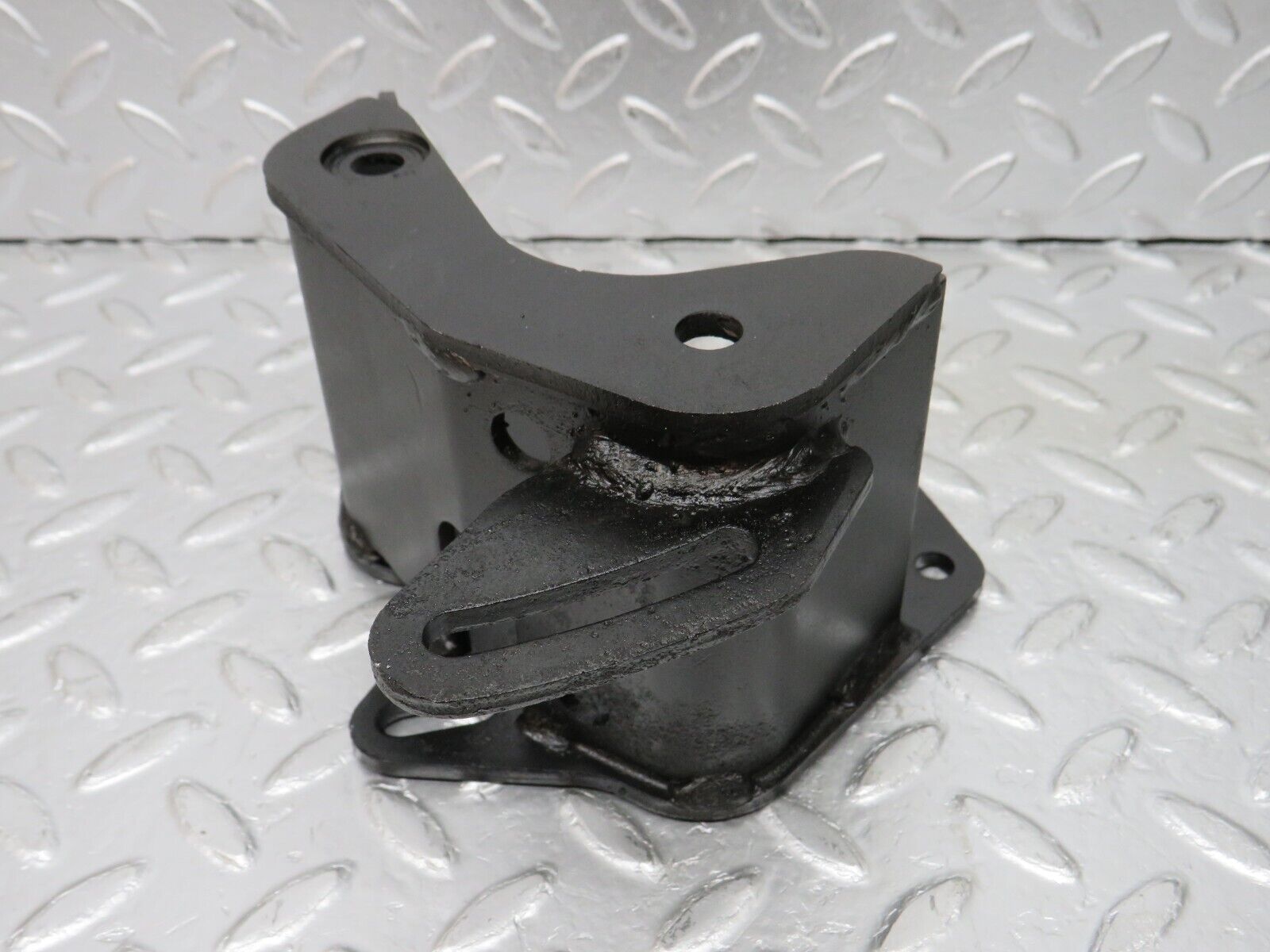 32983 Mercedes-Benz C107 R107 350 V8 Power Steering Pump Bracket