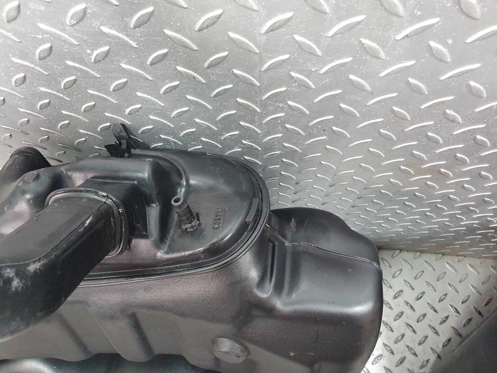 41999 Mercedes-Benz W202 C200 Fuel Tank Plastic 2024706901