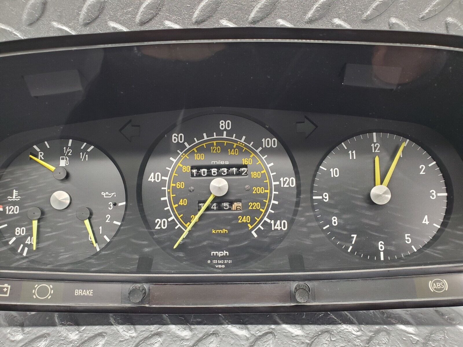46454 Mercedes-Benz C123 280CE Coupe Instrument Cluster 1235423701