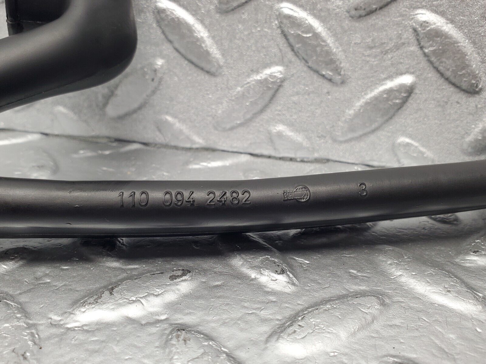 46427 Mercedes-Benz C123 280CE Coupe Crankcase Breather Hose Pipe 1100942482