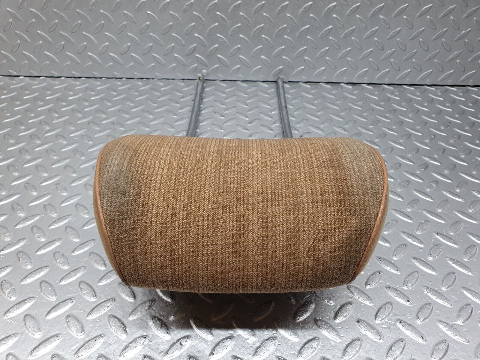 41724 Mercedes-Benz W124 200E Front Right Seat Headrest