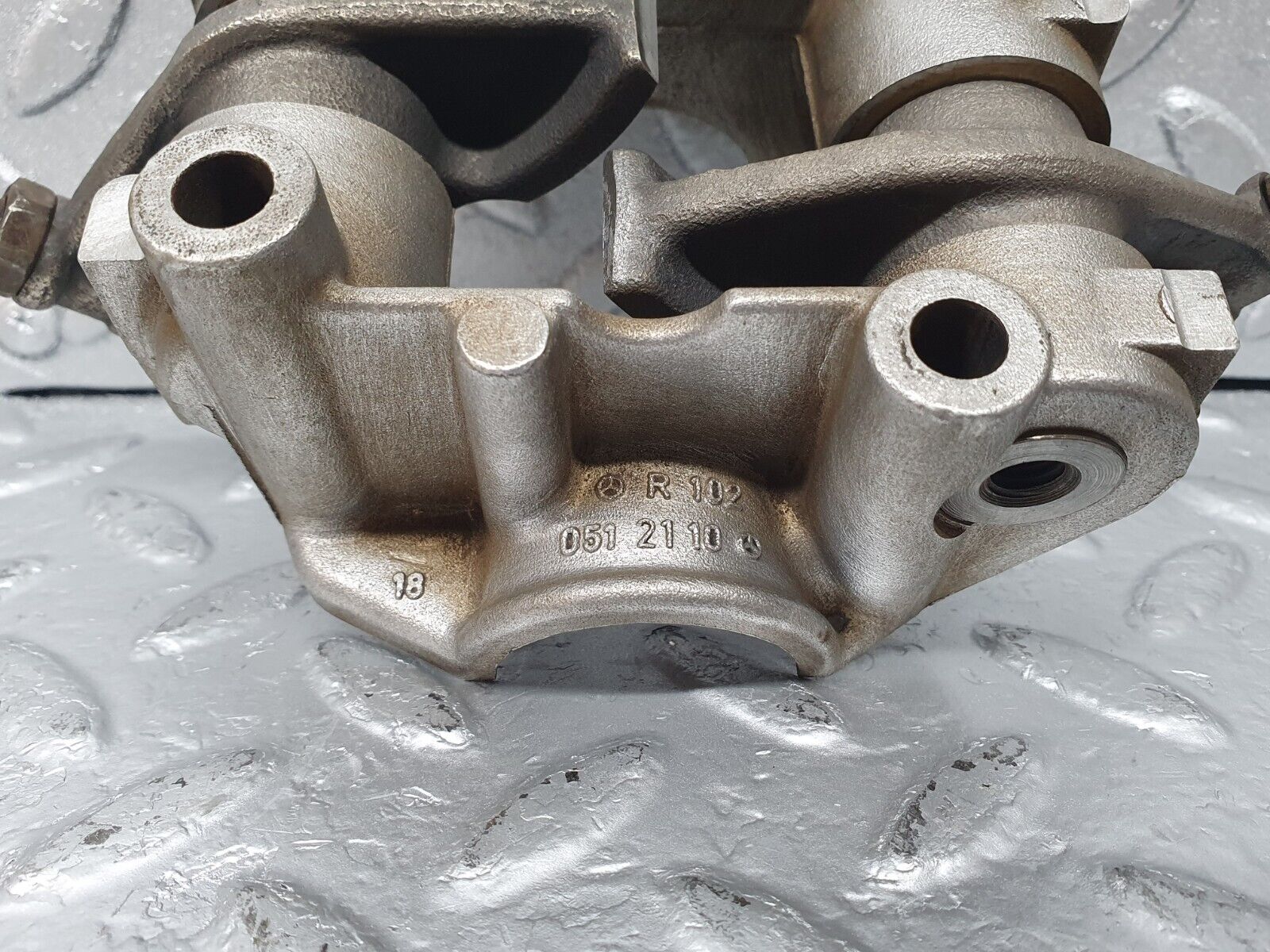 44009 Mercedes-Benz C123 230CE Rocker Arms Camshaft Bearing Block 1020512110