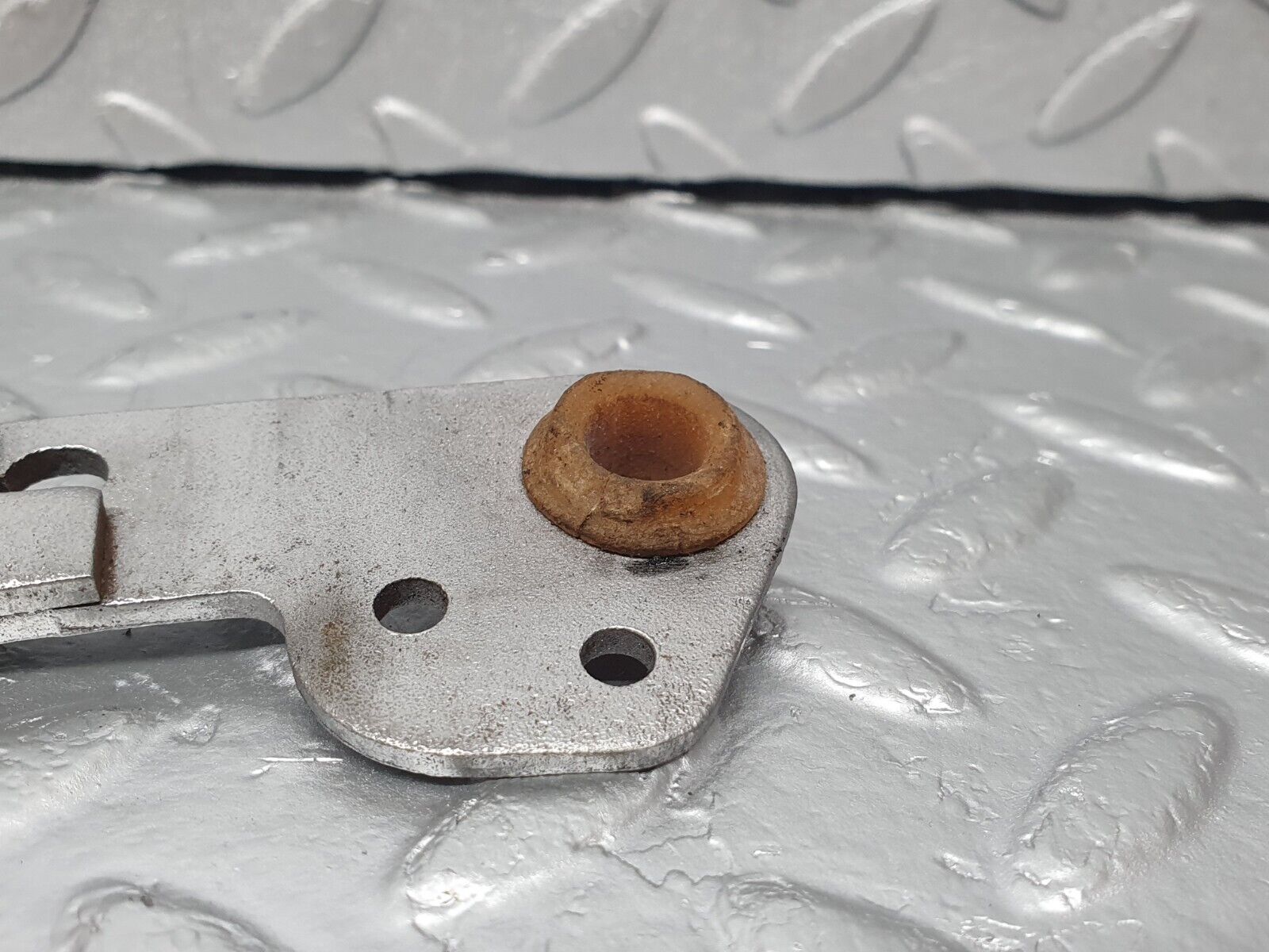 43832 Mercedes-Benz C126 380SEC Coupe Automatic Gearbox Linkage Bracket