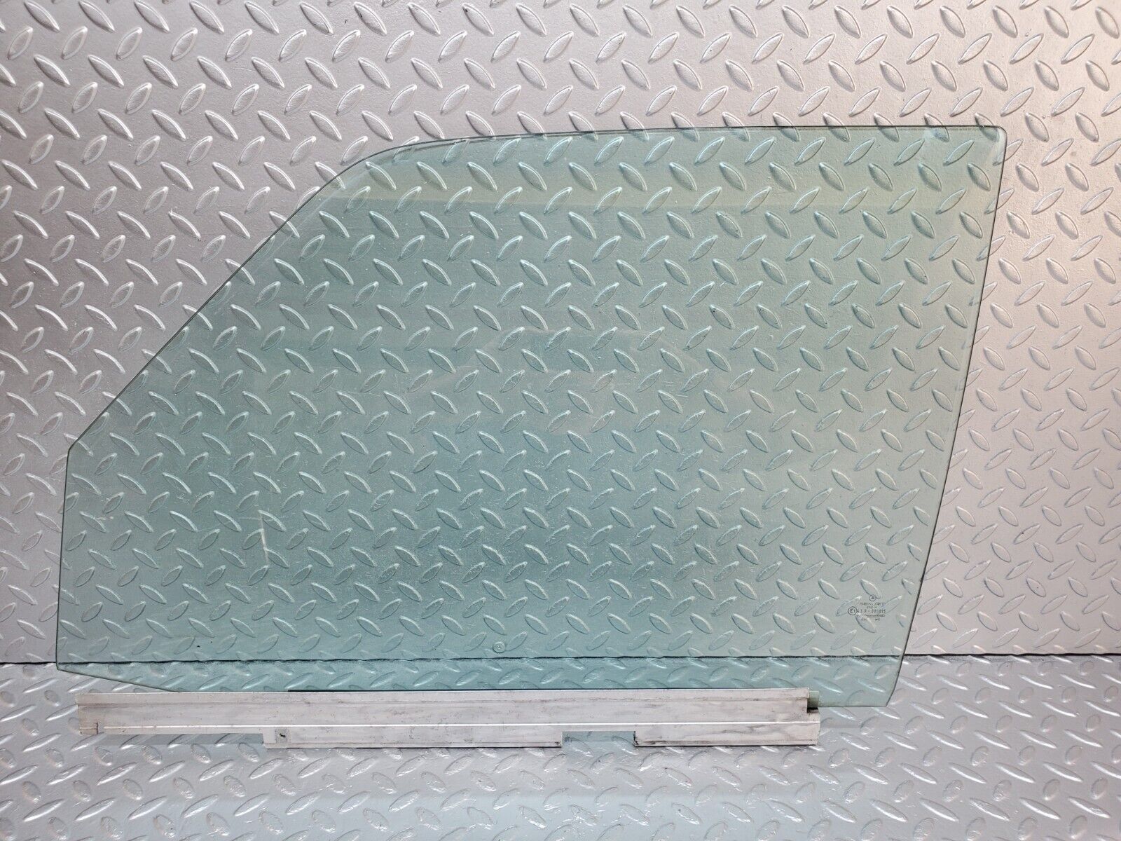 45801 Mercedes-Benz W126 420SE Front Left Door Window Glass