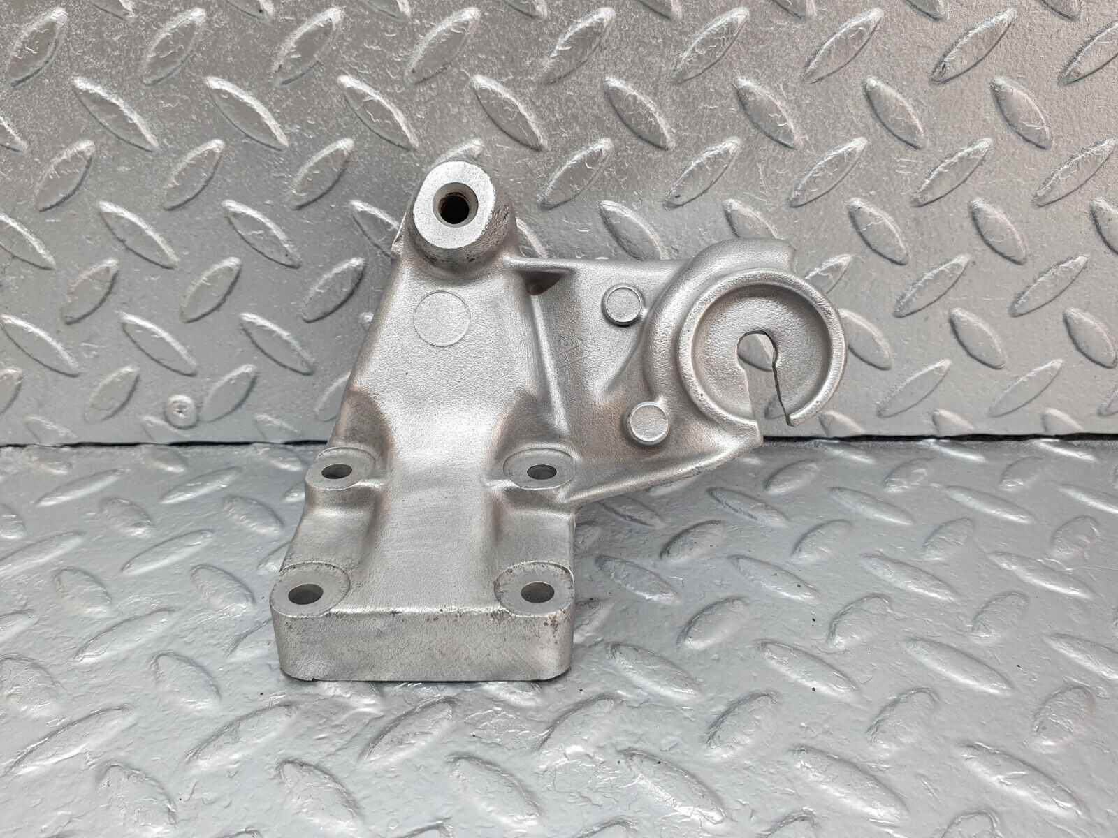 43553 Mercedes-Benz C126 380SEC Coupe Engine Mount Bracket Right 1162235104