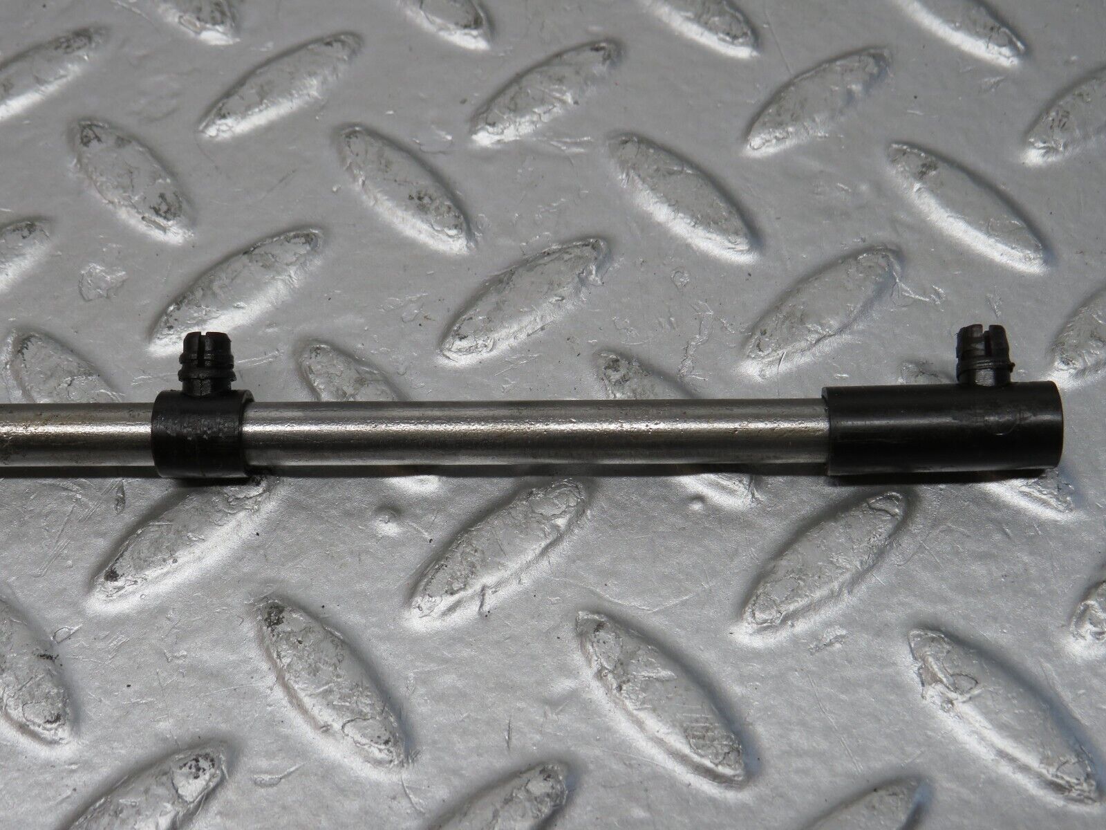 32878 Mercedes-Benz C107 R107 350 V8 Camshaft Oil Tube