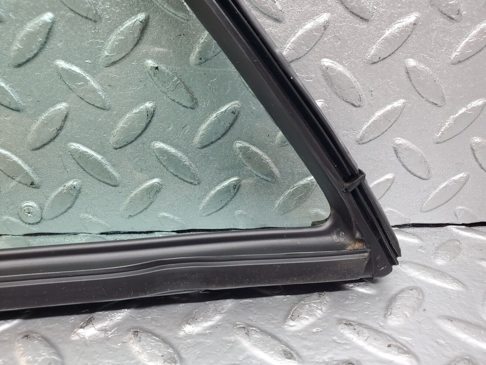 44636 Mercedes-Benz W124 220E Rear Right Quarter Window Glass 1247350624