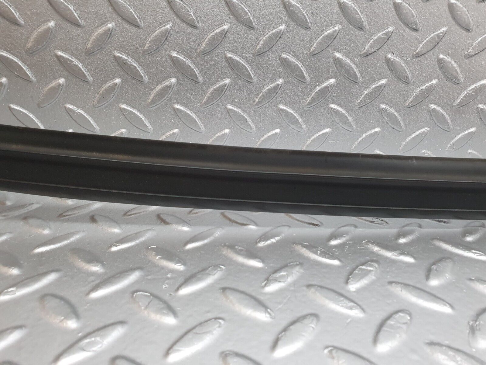 41714 Mercedes-Benz W124 200E Rear Windscreen Lower Rubber Seal