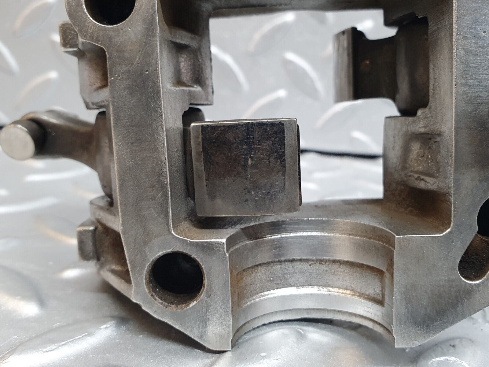 43067 Mercedes-Benz W123 Rocker Arms Camshaft Bearing Block 1020510110