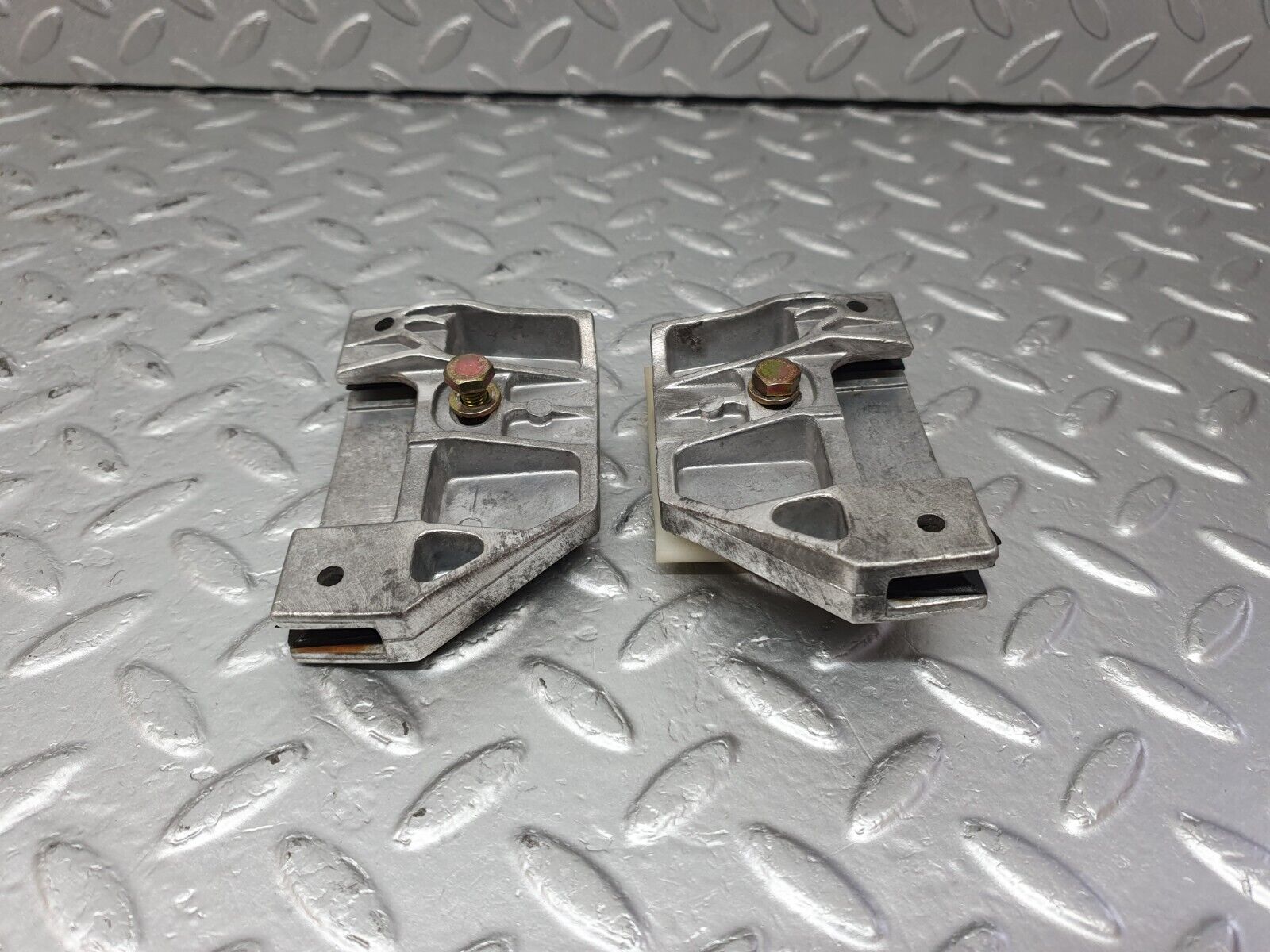 42506 Mercedes-Benz R129 320SL Coupe Door Window Guide Bracket 1247250132 1247250232