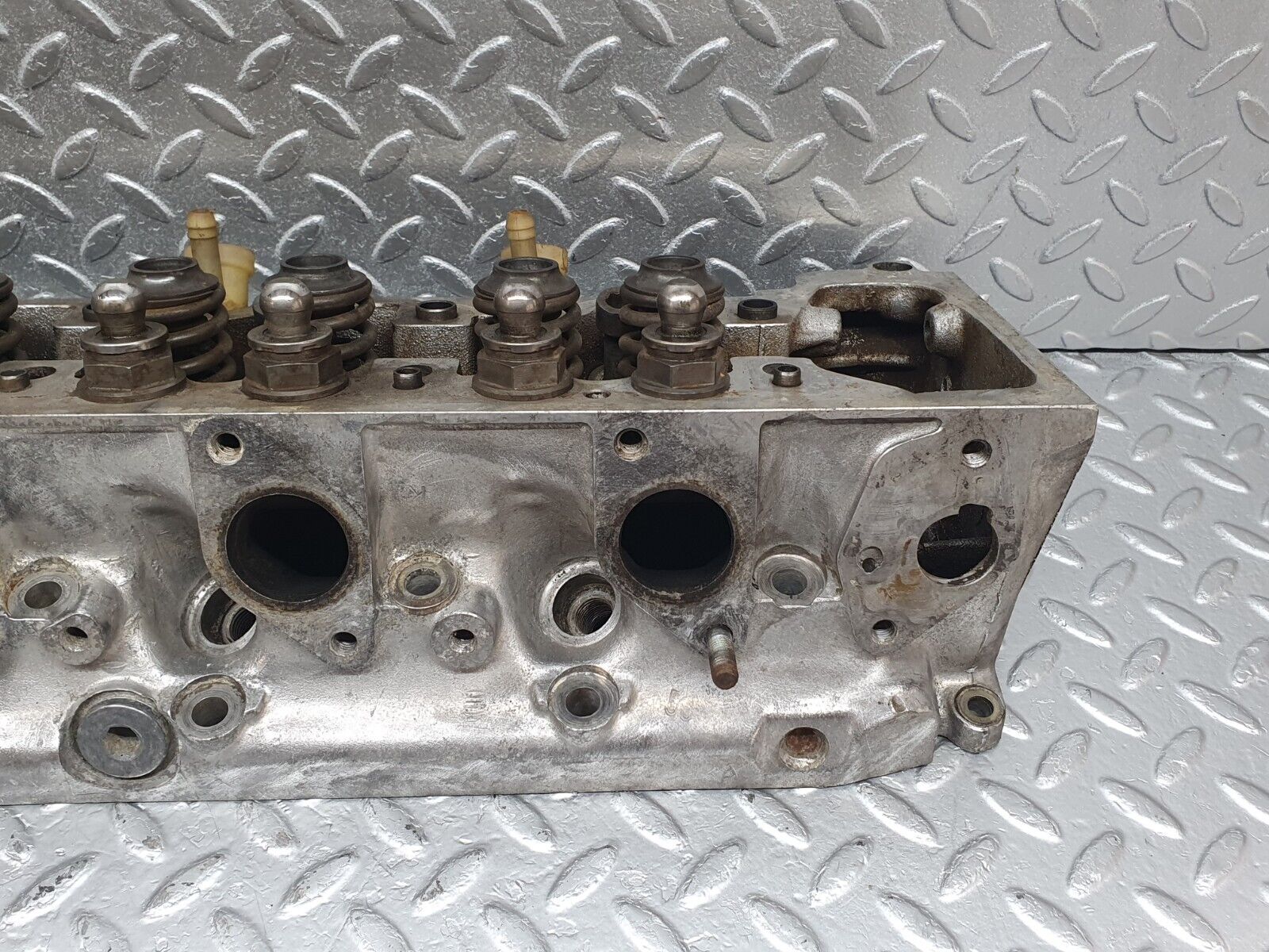 43839 Mercedes-Benz C126 380SEC Coupe Cylinder Head Left Side 1160163301