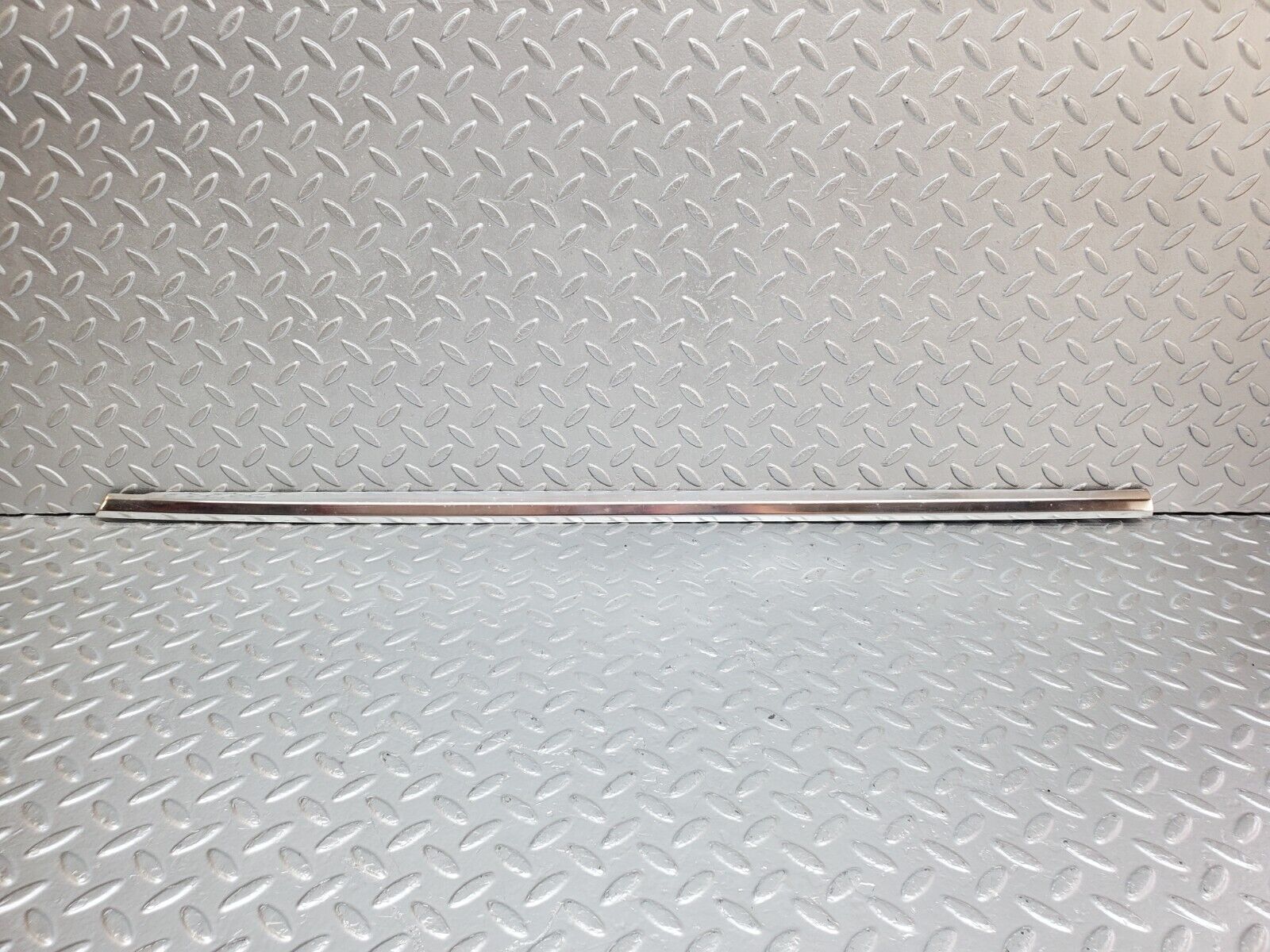 45809 Mercedes-Benz W126 420SE Front Left Door Chrome Moulding Trim