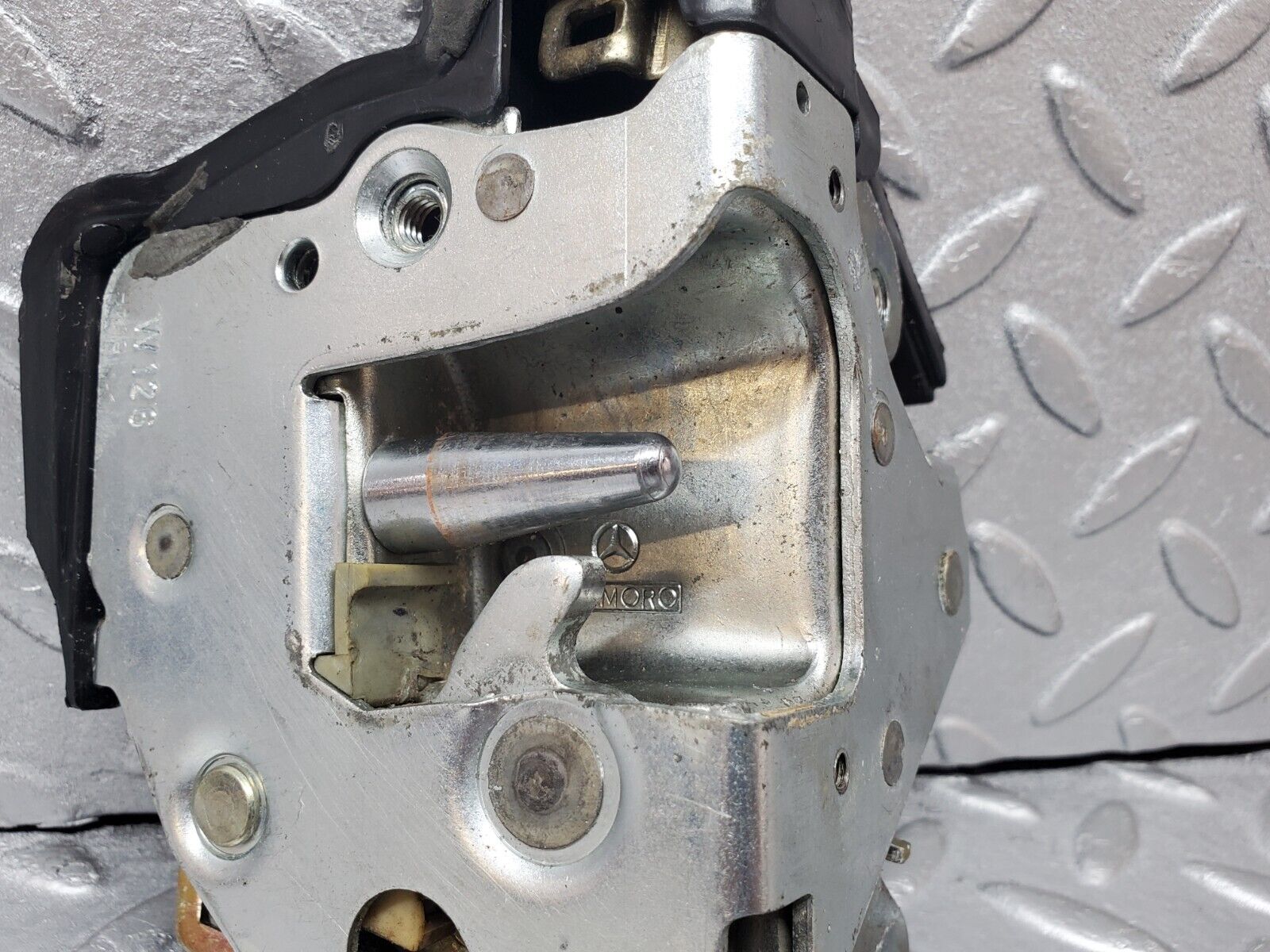 45623 Mercedes-Benz W126 420SE Rear Left Door Lock Mechanism 1237230108