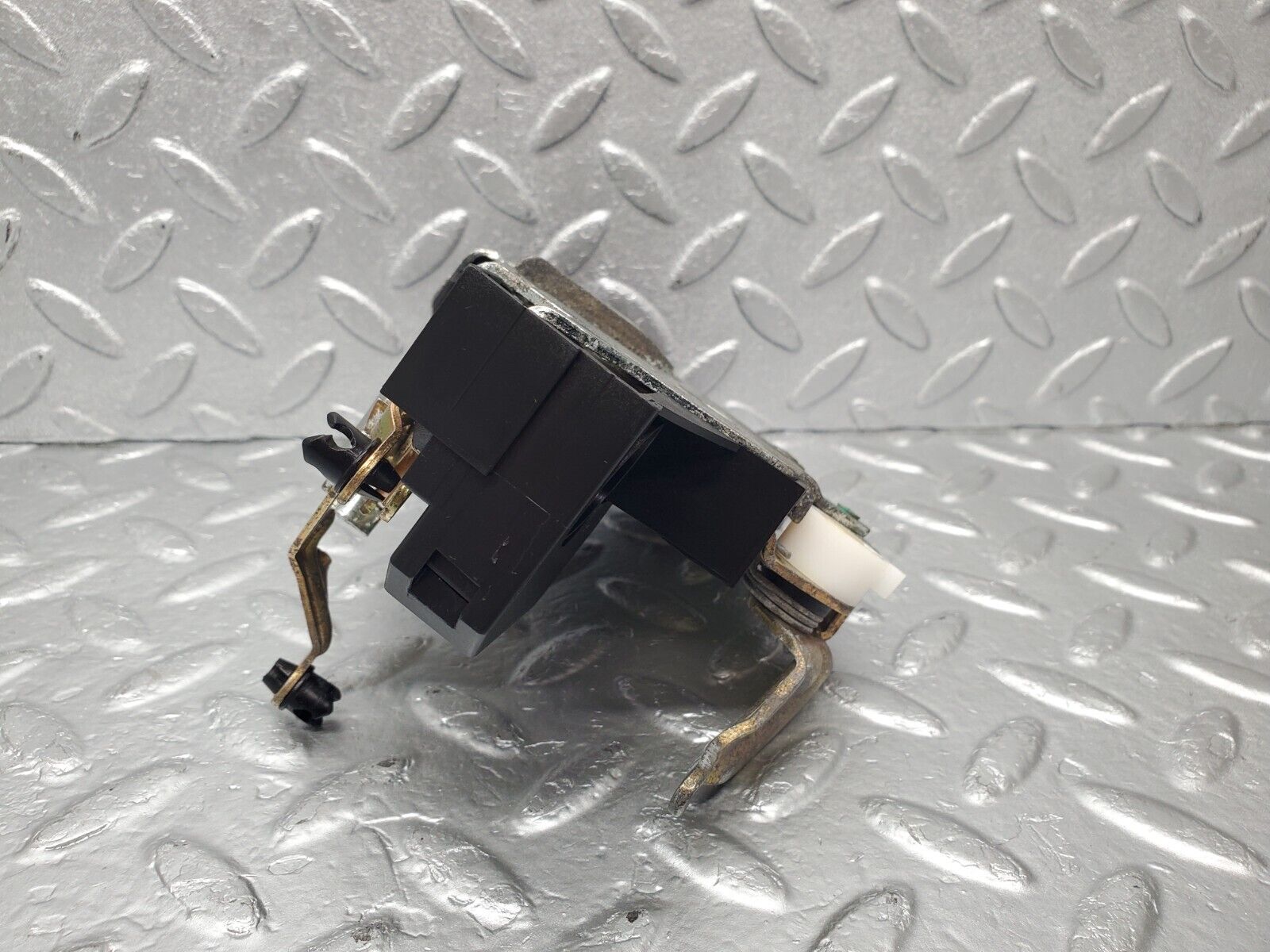 46750 Mercedes-Benz R129 320SL Coupe Left Door Lock Mechanism