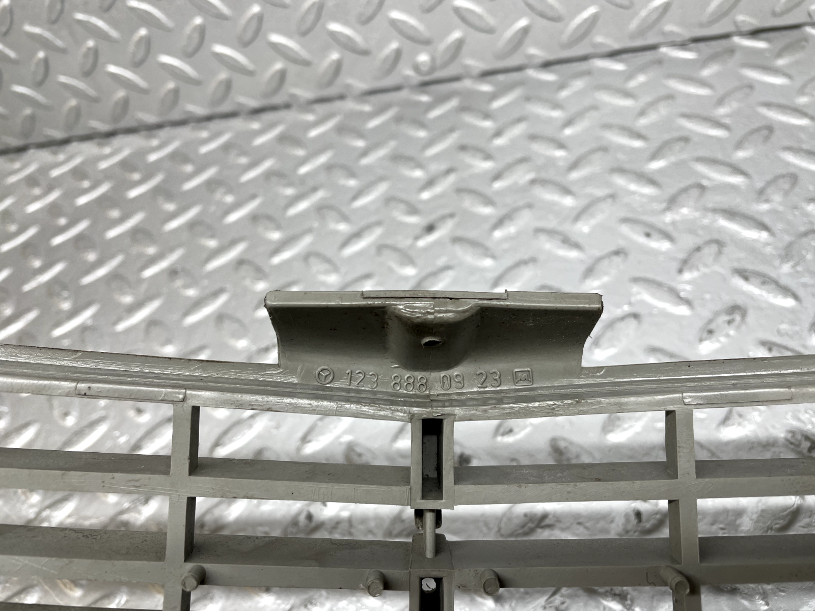 44249 Mercedes-Benz W123 280E Bonnet Grill 1238880923