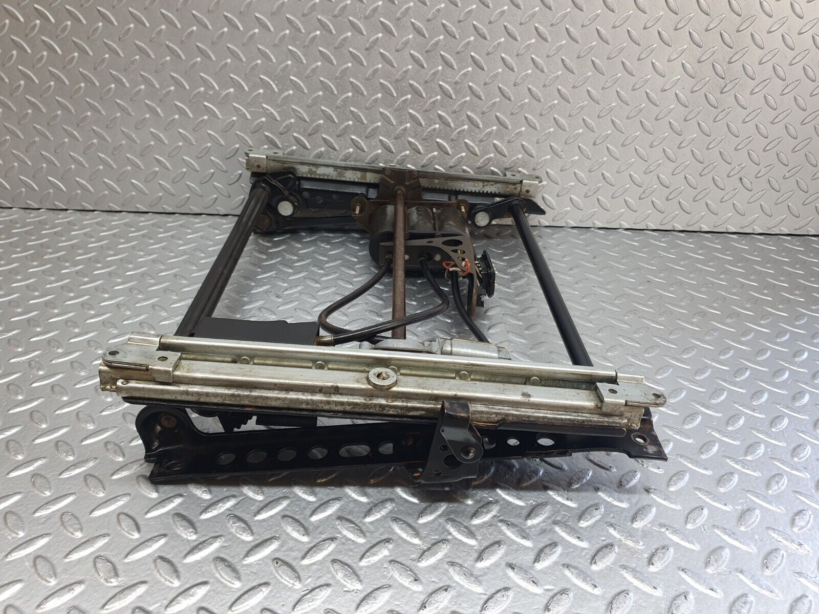 43825 Mercedes-Benz C126 380SEC Coupe Front Left Electric Seat Base 1268201042