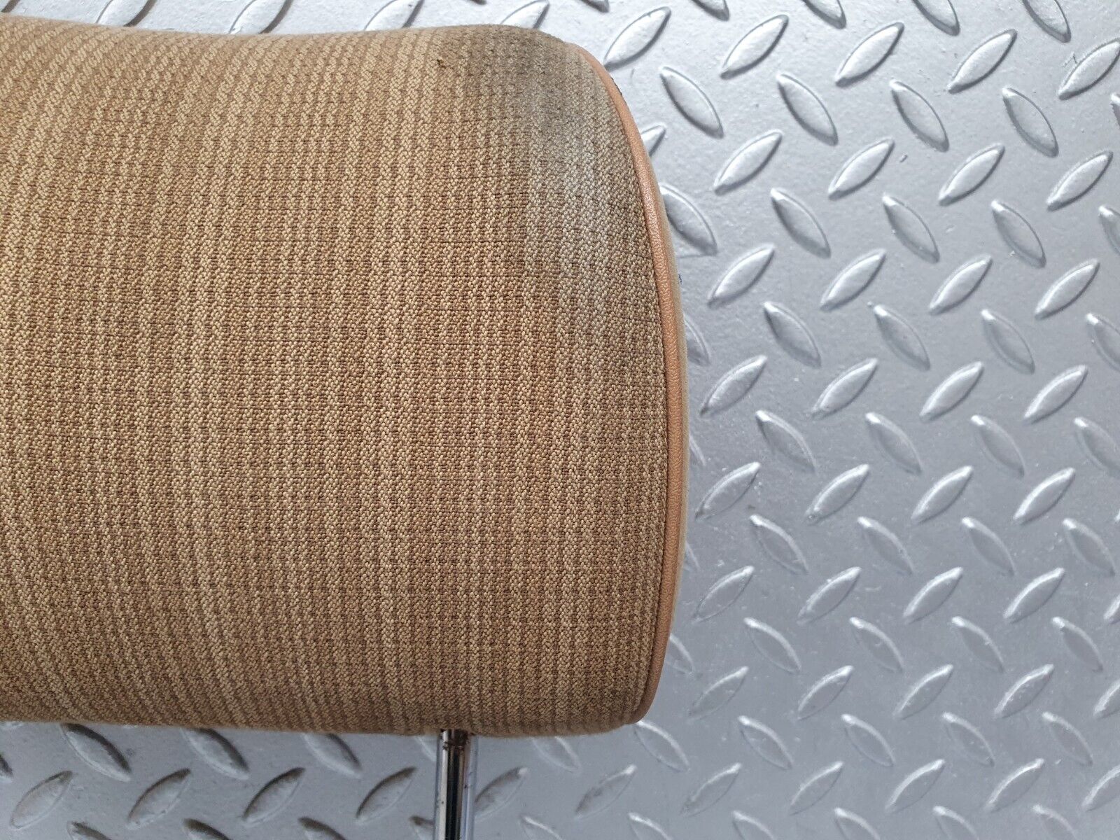 41724 Mercedes-Benz W124 200E Front Right Seat Headrest