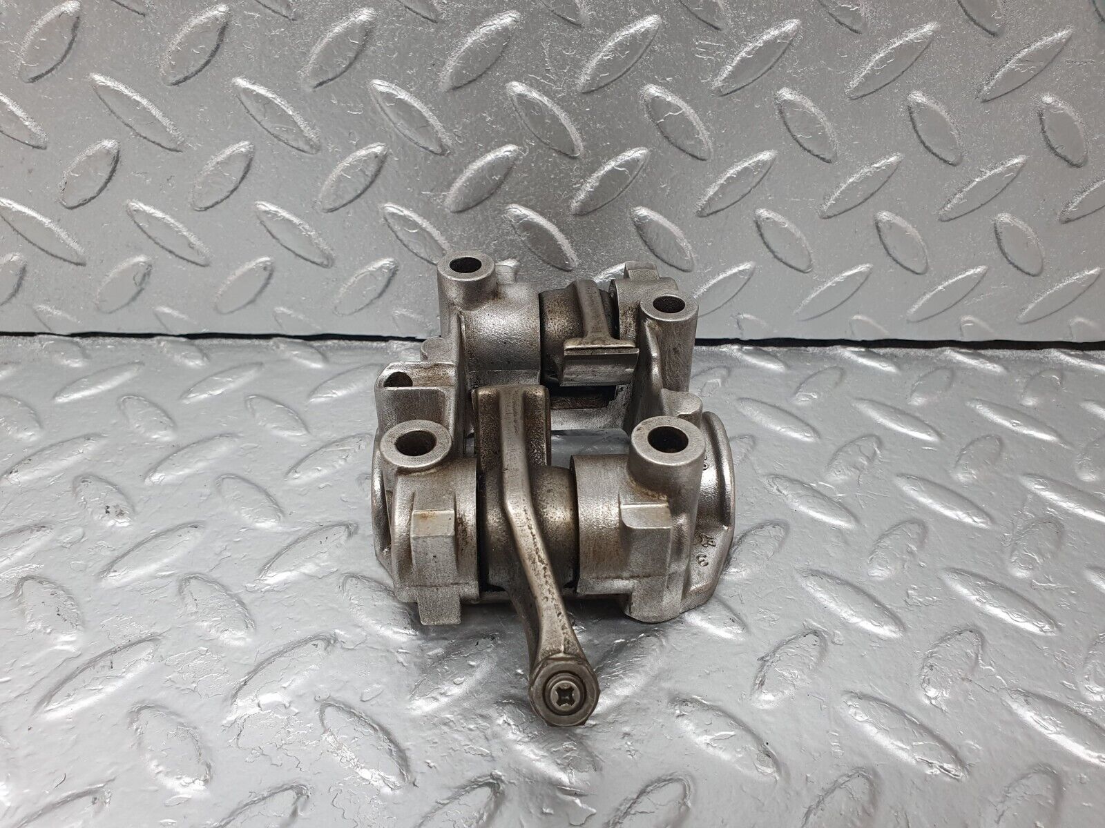 43064 Mercedes-Benz W123 Rocker Arms Camshaft Bearing Block 1020512110