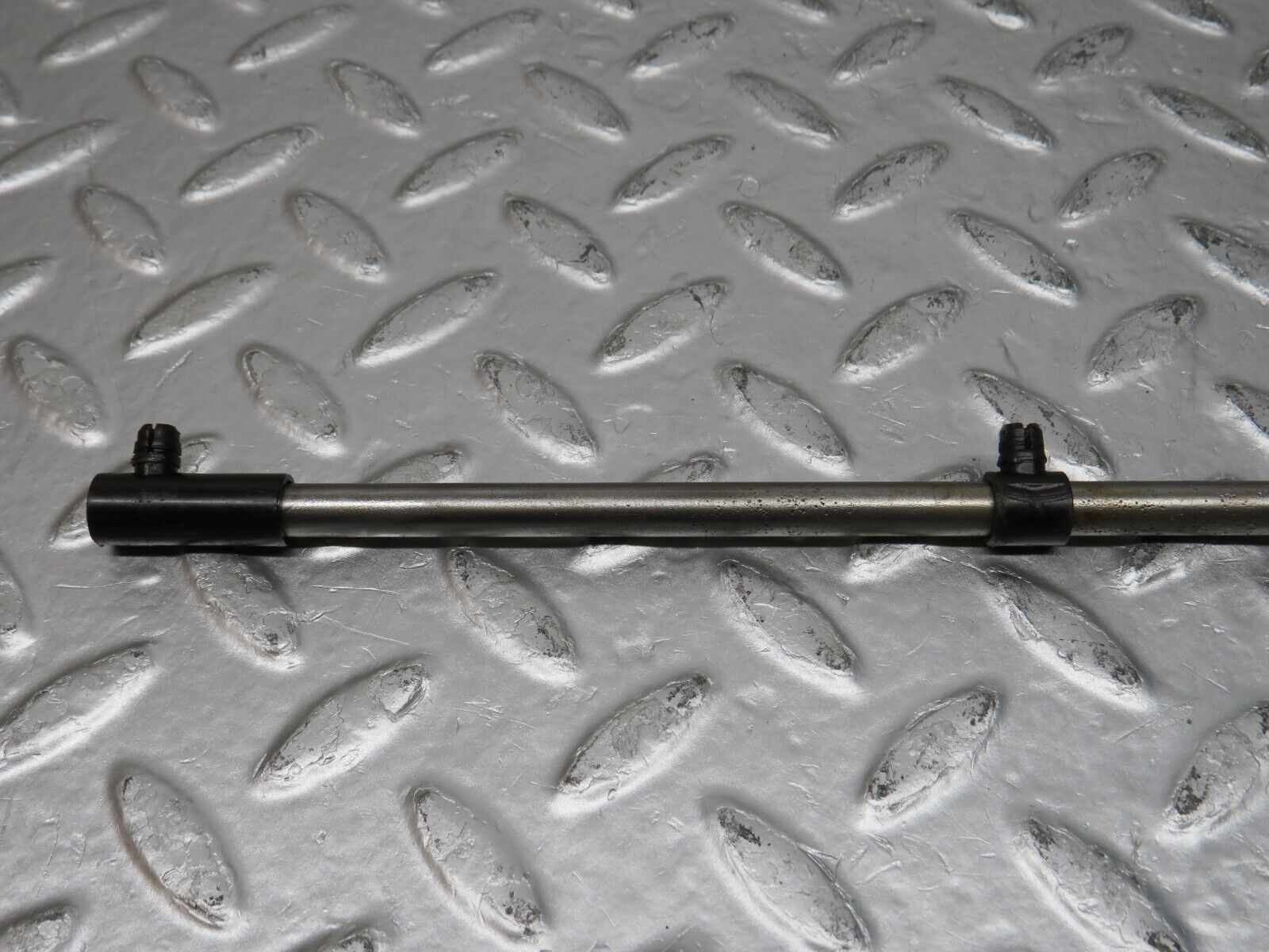 32878 Mercedes-Benz C107 R107 350 V8 Camshaft Oil Tube