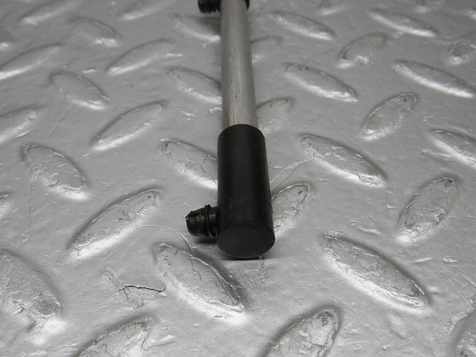 39157 Mercedes-Benz R107 500SL Camshaft Oil Tube