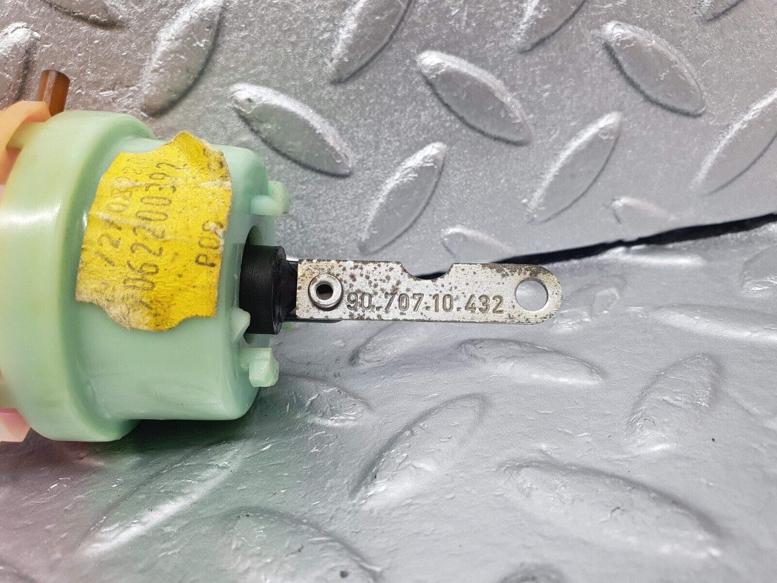 43539 Mercedes-Benz C126 380SEC Coupe Heater Box Vacuum Actuator 90.620.00.070