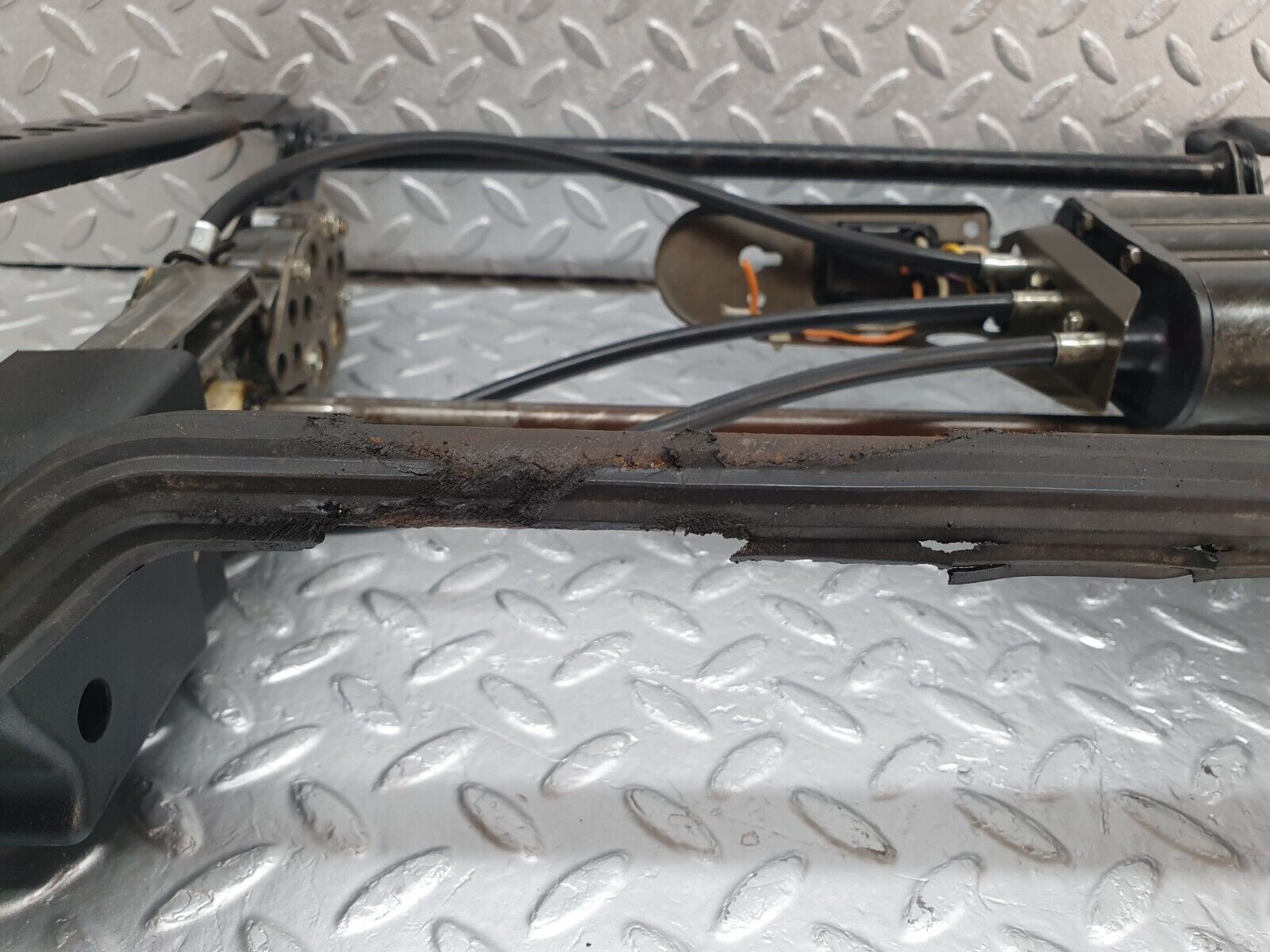 43824 Mercedes-Benz C126 380SEC Coupe Front Right Electric Seat Base