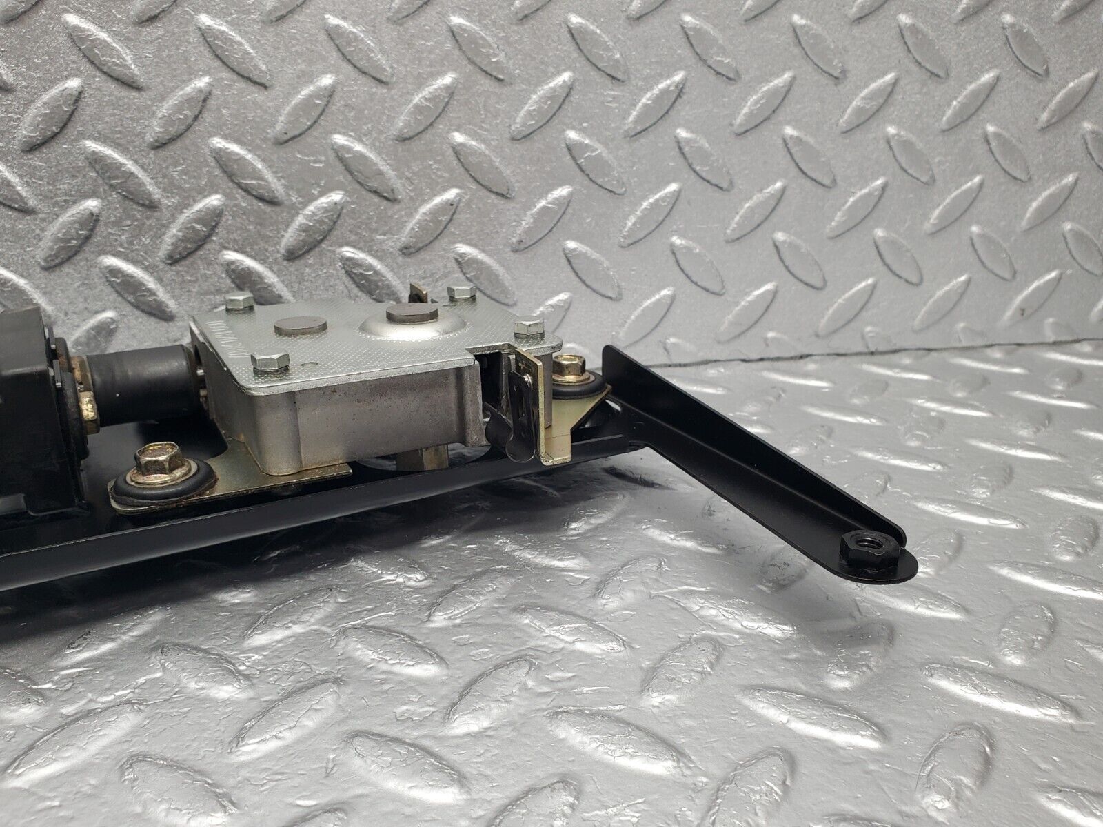 46469 Mercedes-Benz C123 280CE Coupe Sunroof Motor With Bracket 0008202807