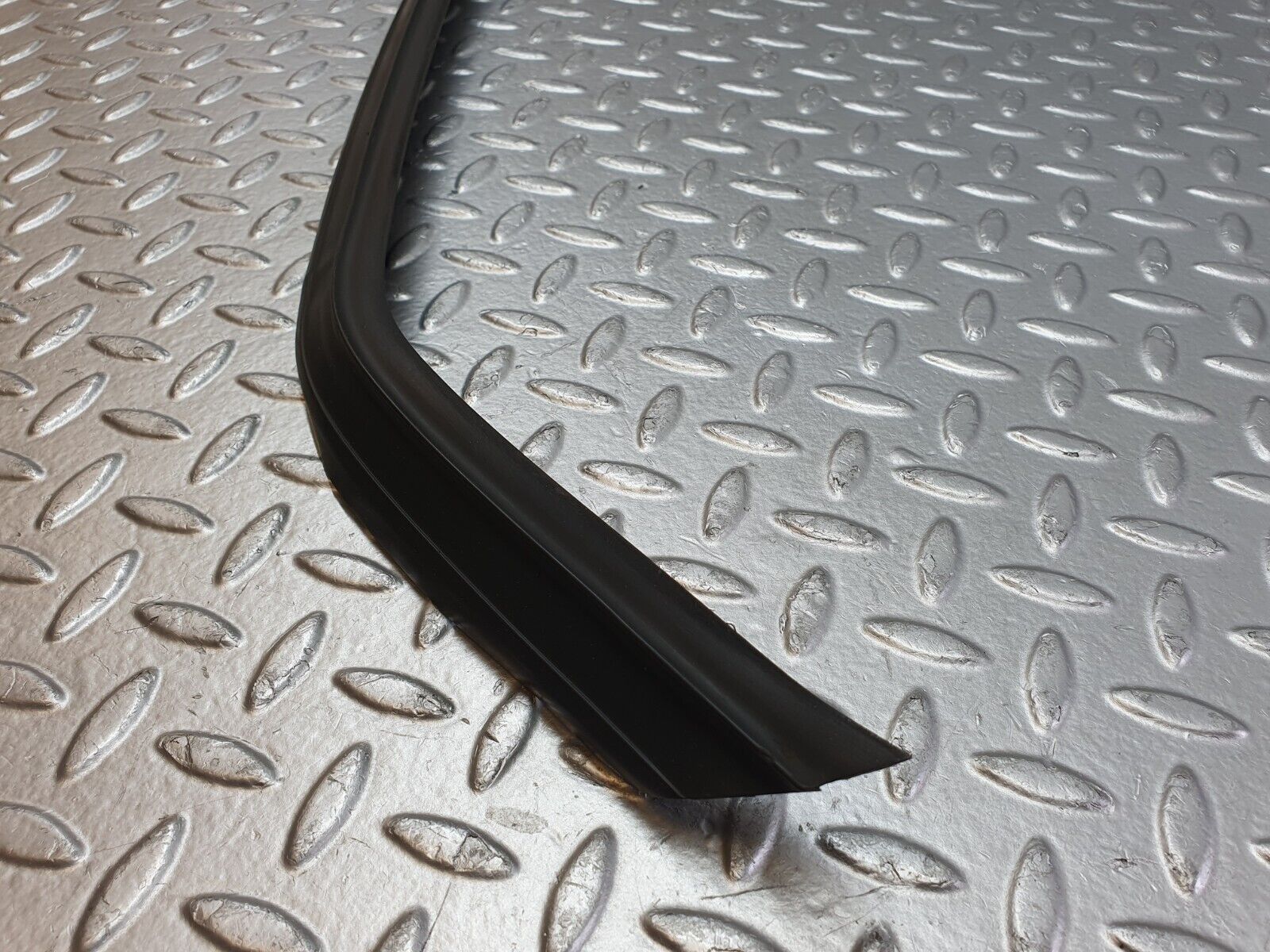41714 Mercedes-Benz W124 200E Rear Windscreen Lower Rubber Seal