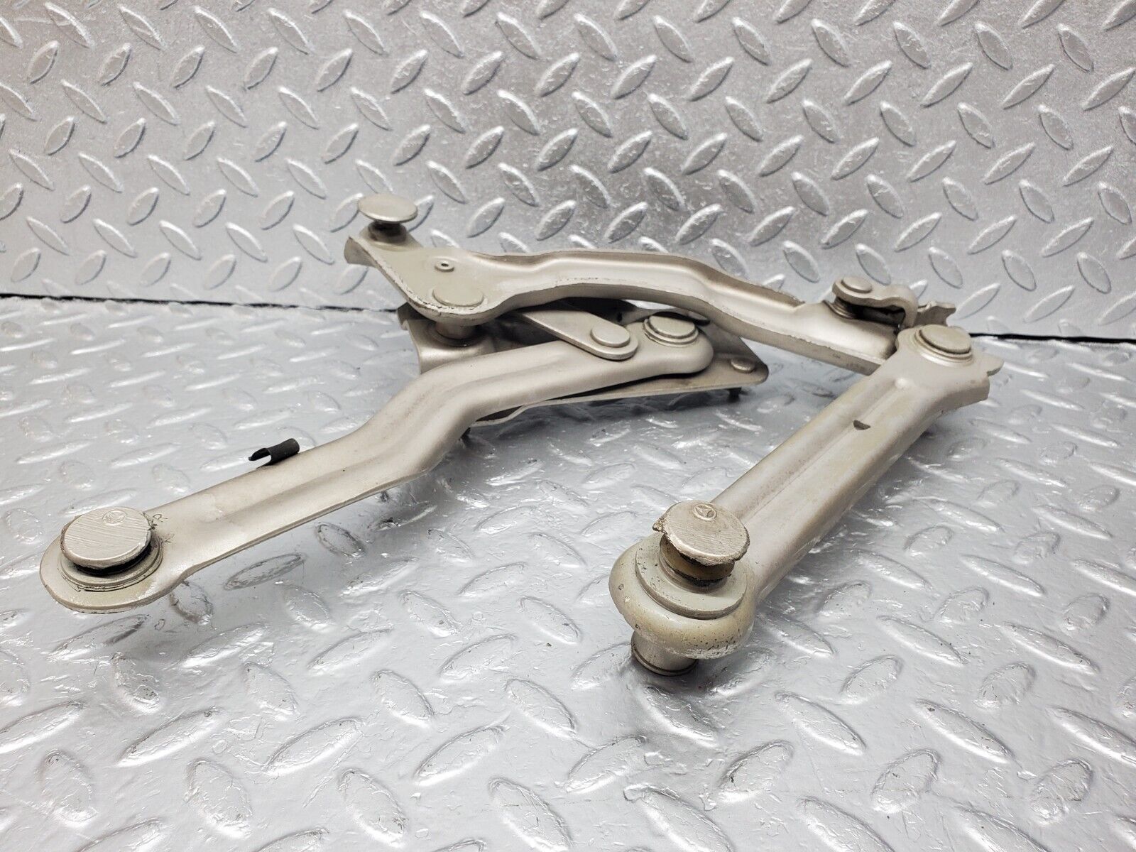 45796 Mercedes-Benz W126 420SE Bonnet Hinge Right Side