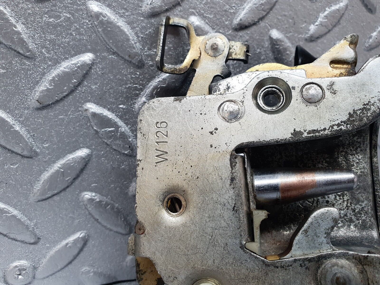 43643 Mercedes-Benz C126 380SEC Coupe Left Door Lock Mechanism