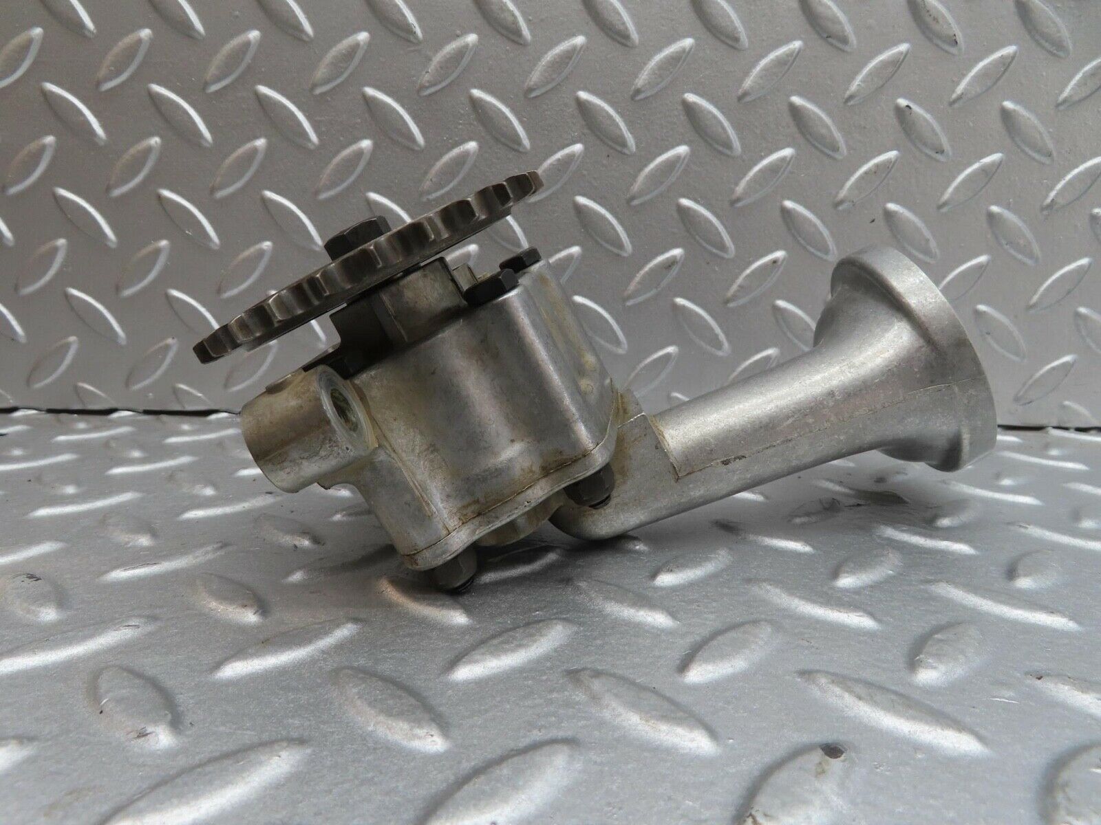 13722 Mercedes-Benz R107 450SL Oil Pump 1161800502