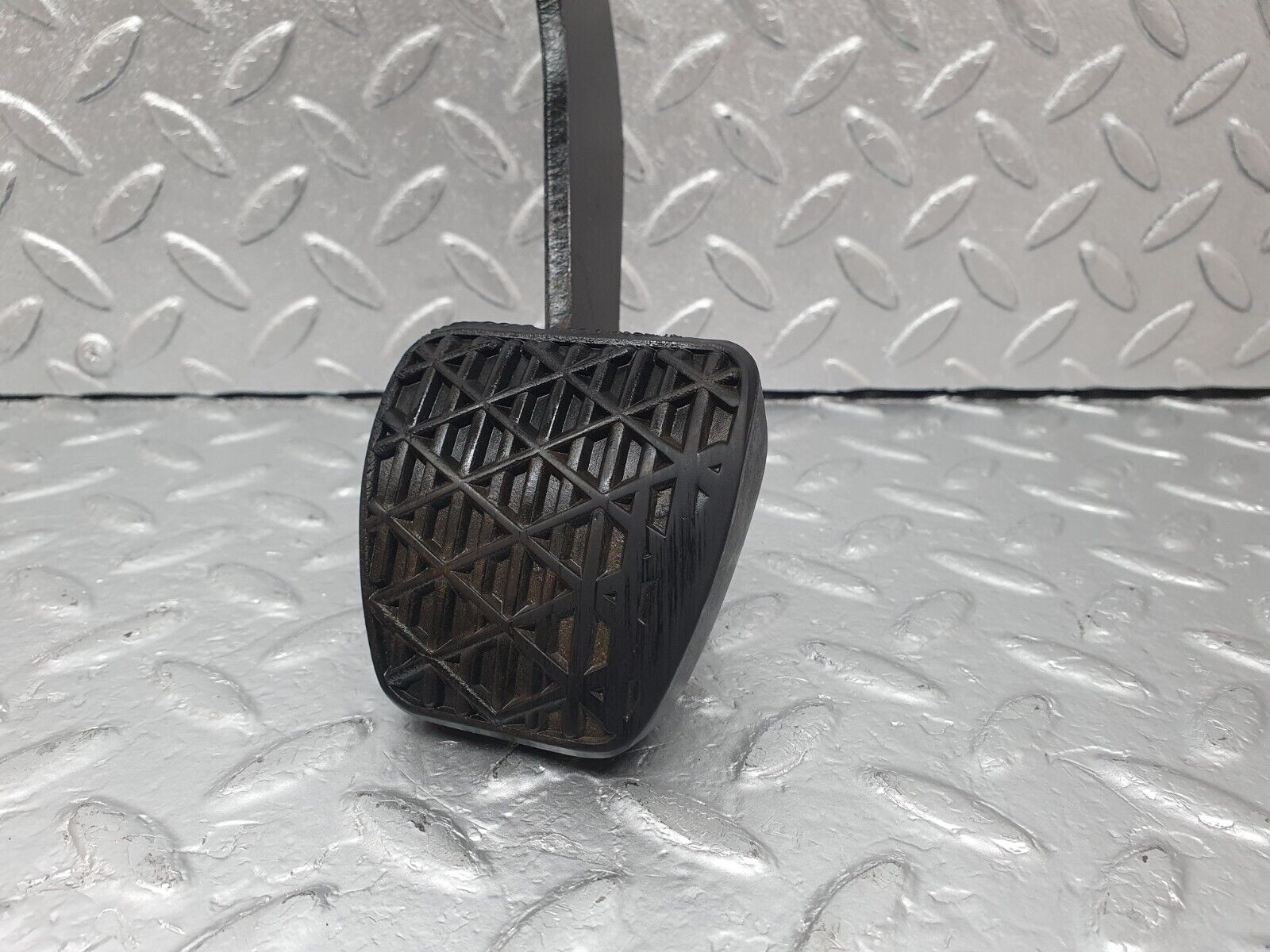 42698 Mercedes-Benz W201 190 2.0L Brake Pedal With Rubber 2012920082