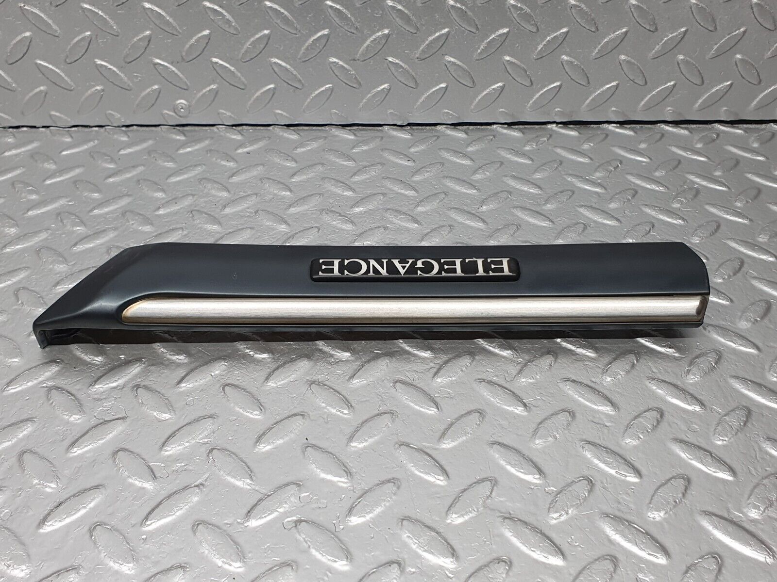 41802 Mercedes-Benz W202 C200 Front Right Fender Wing Centre Moulding 2026909262