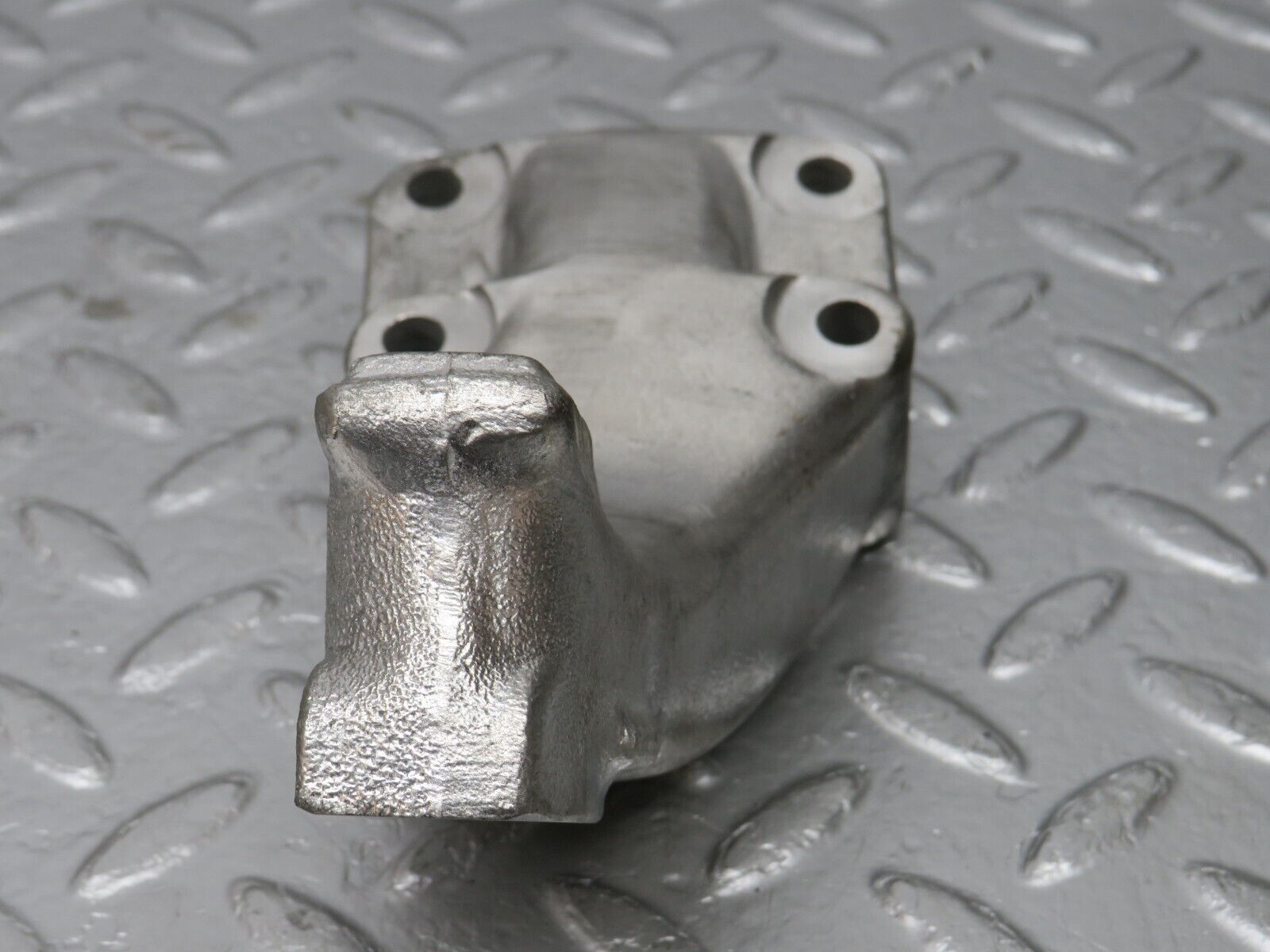 32950 Mercedes-Benz C107 R107 450 V8 Engine Mount Bracket Right 1162234504