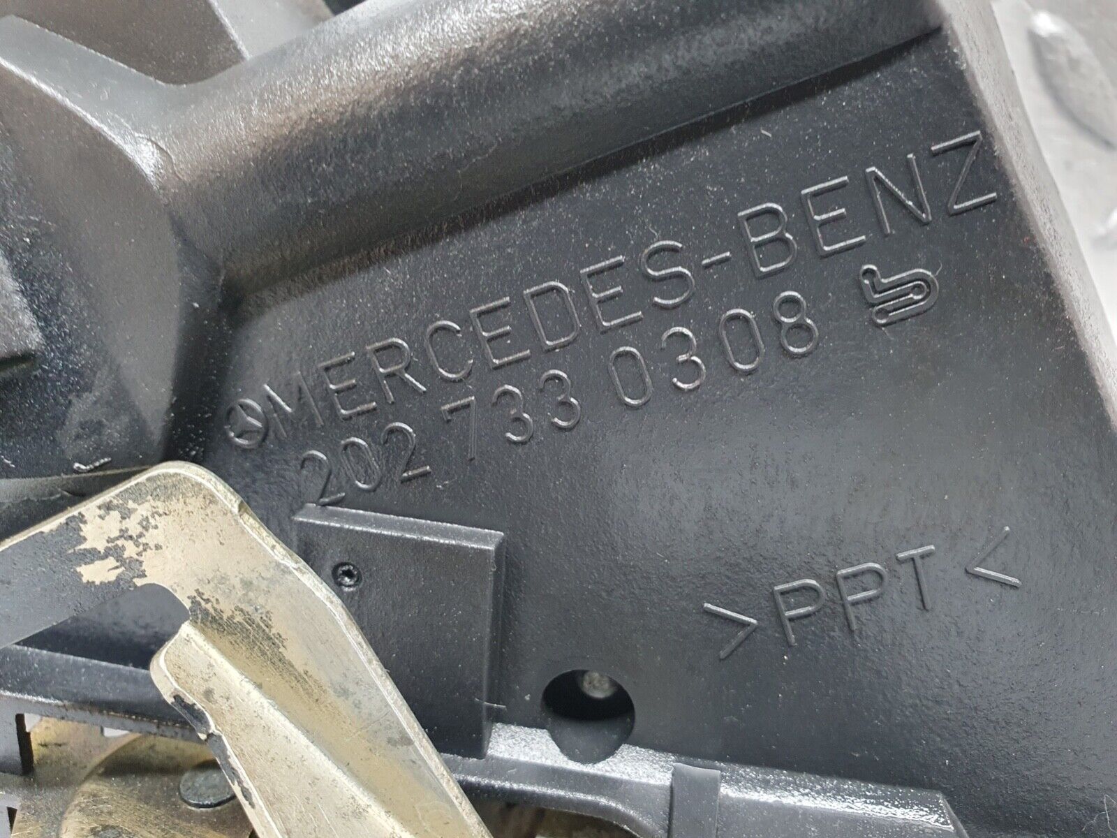 42011 Mercedes-Benz W202 C200 Rear Left Door Lock Mechanism 2027330308