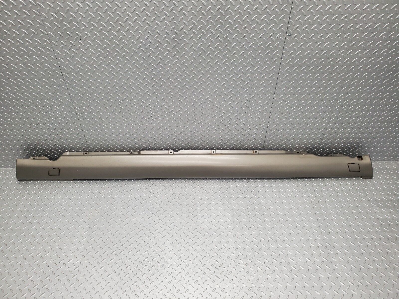 46115 Mercedes-Benz W126 420SE Side Skirt Right 1266905040 1266980430 1266980230