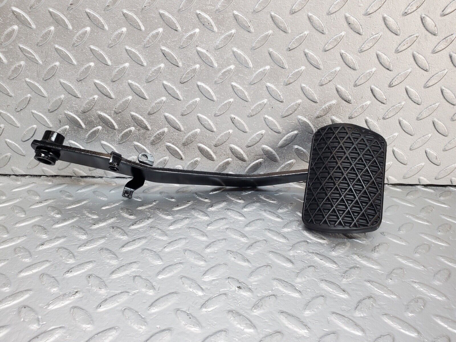 44592 Mercedes-Benz W124 220E Brake Pedal With Rubber 1232910082