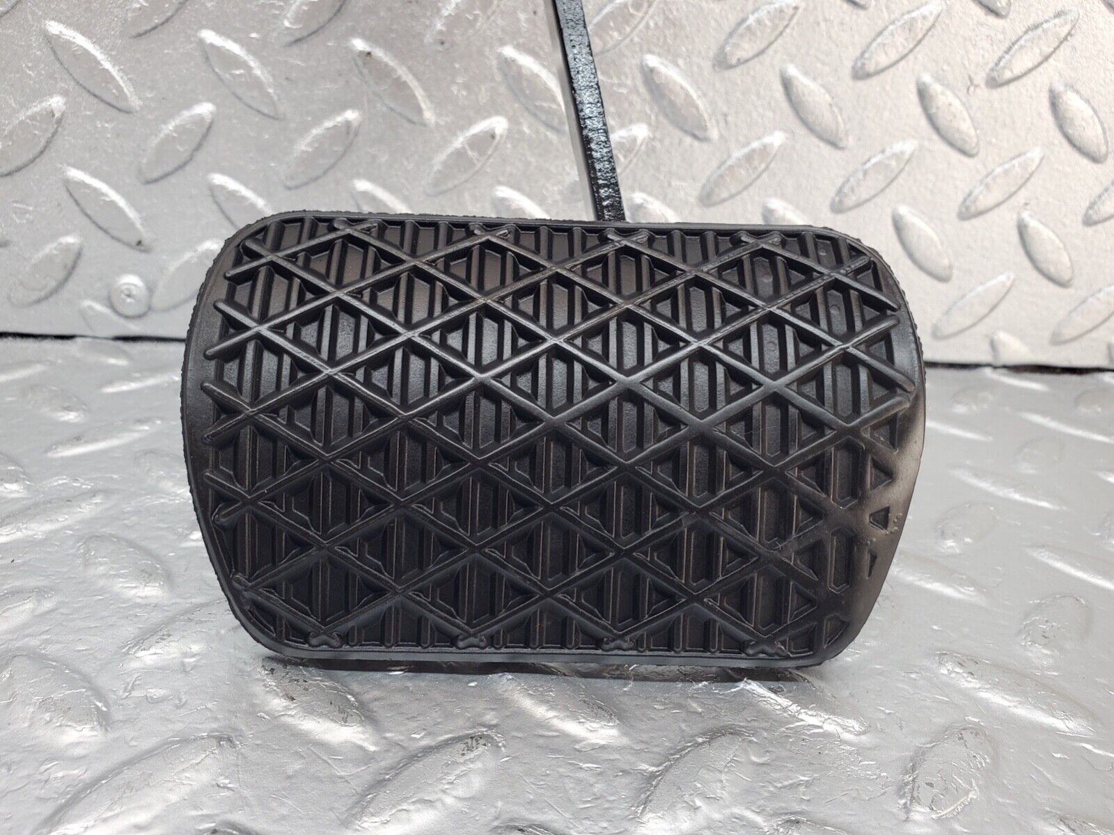 44592 Mercedes-Benz W124 220E Brake Pedal With Rubber 1232910082