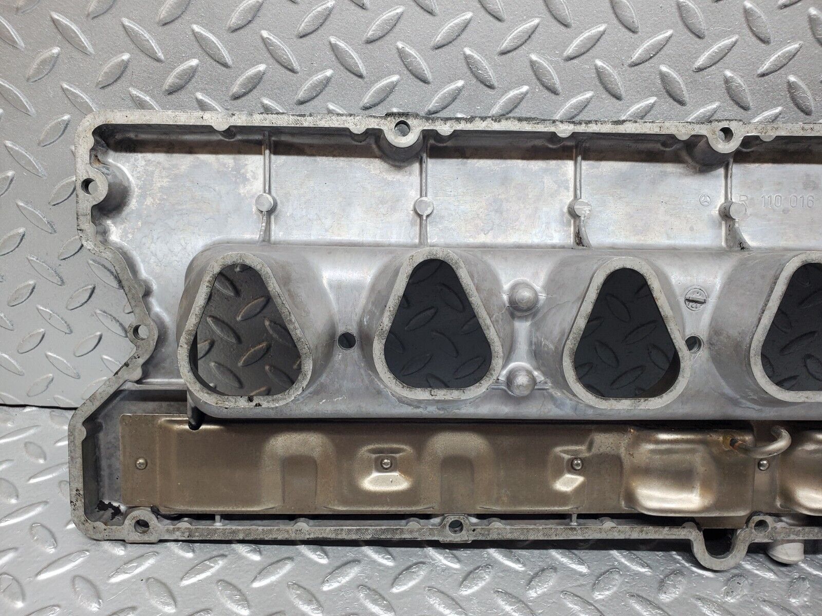 45437 Mercedes-Benz 280E M110.988 Cylinder Head Valve Cover 1100160905