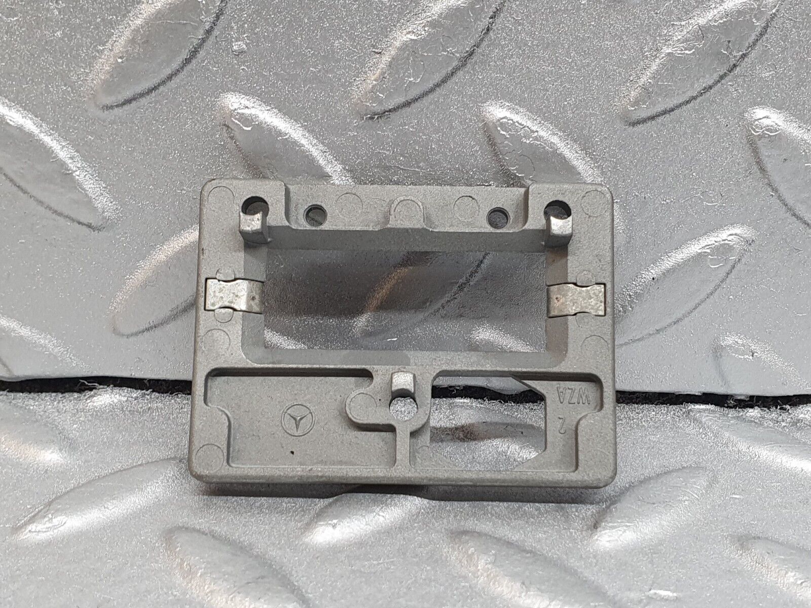 42082 Mercedes-Benz W202 C200 Rear View Mirror Bracket