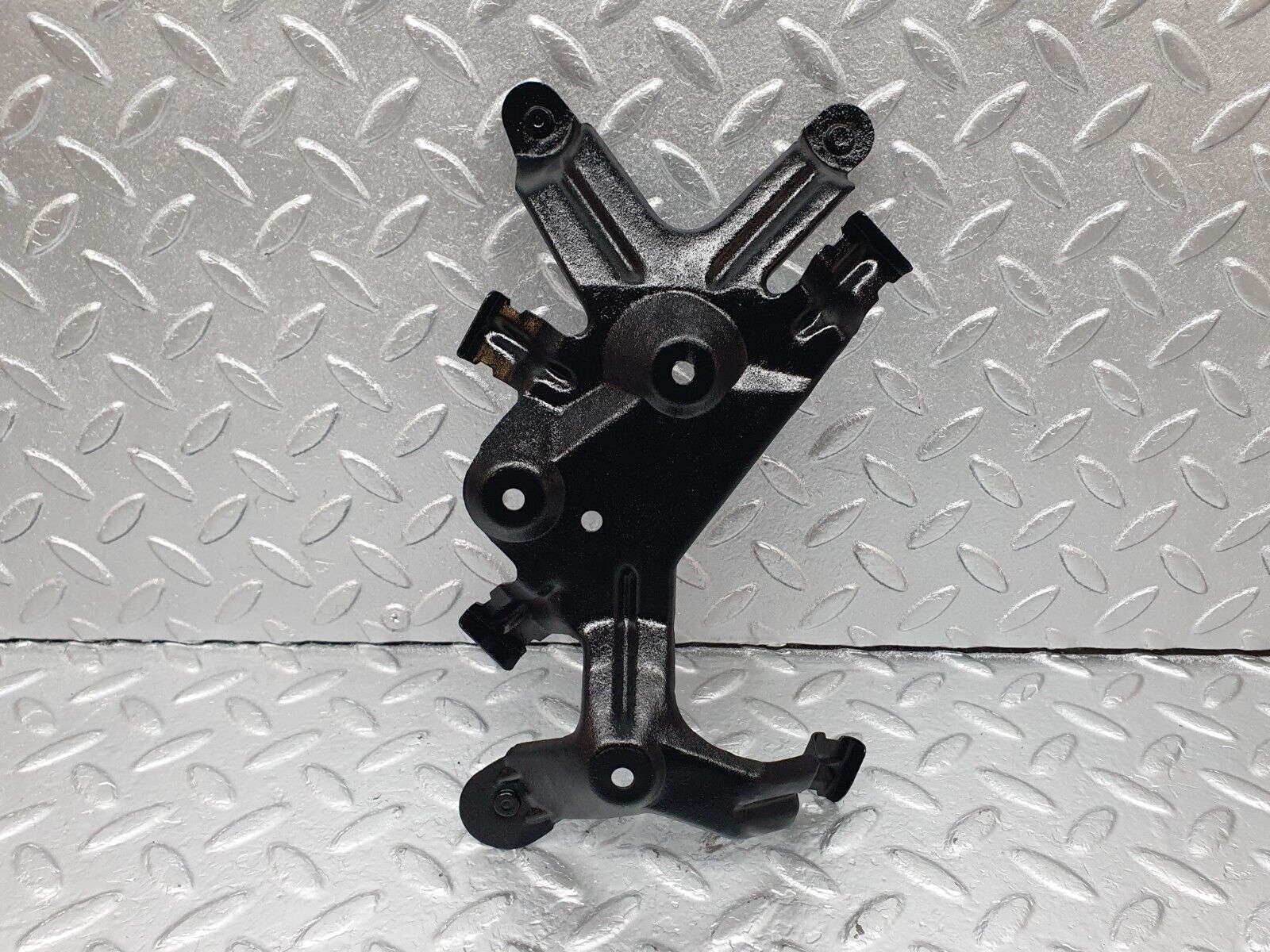 42121 Mercedes-Benz W202 C200 Fuel Pump Bracket