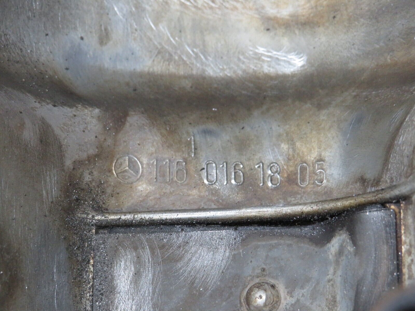 32980 Mercedes-Benz C107 R107 350 V8 Cylinder Head Valve Cover Left 1160161805