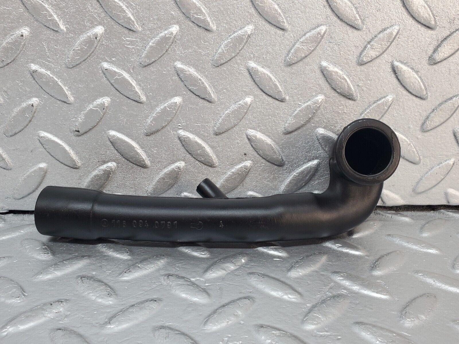 45602 Mercedes-Benz W126 420SE Crankcase Breather Hose 1160940791