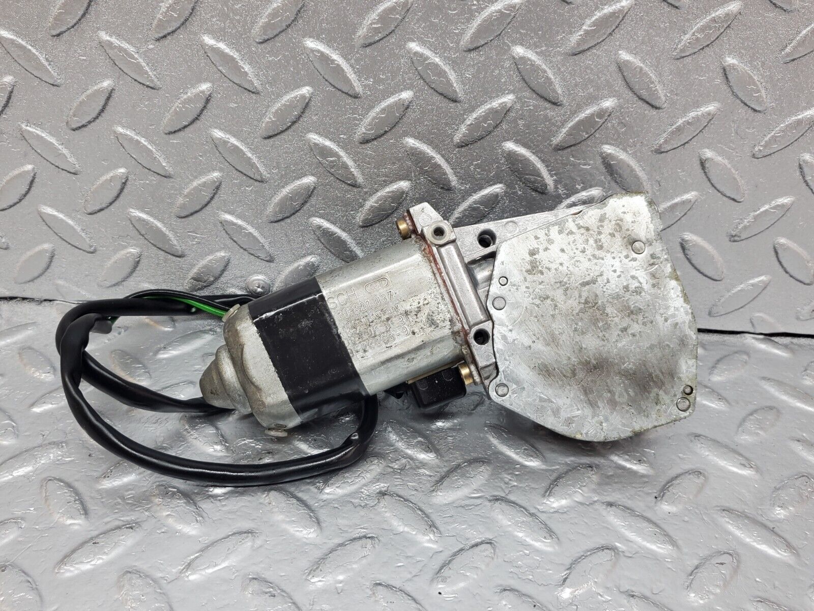 45763 Mercedes-Benz W126 420SE Rear Left Window Regulator Motor 0130821037