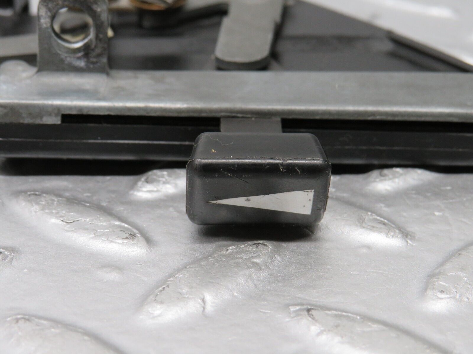 39202 Mercedes-Benz R107 500SL Air Vent Control Lever Left 1078300385