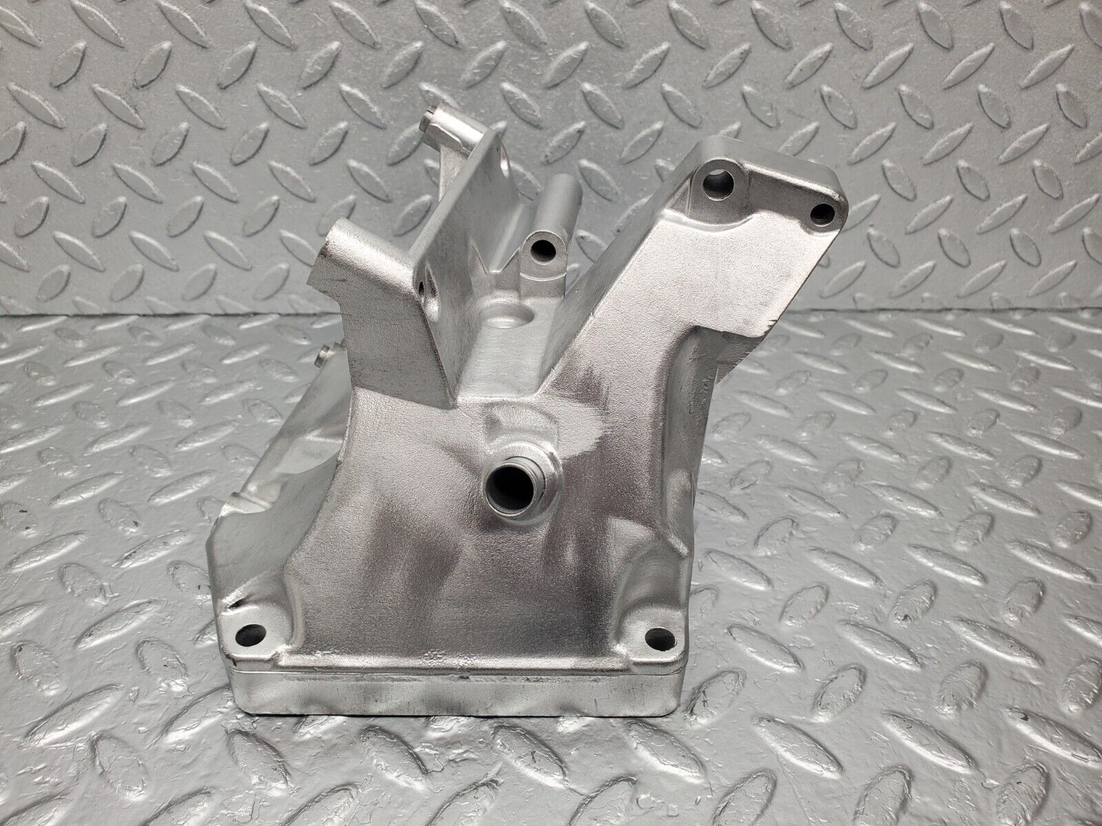 46162 Mercedes-Benz W124 280E Power Steering Pump Bracket 1031310935