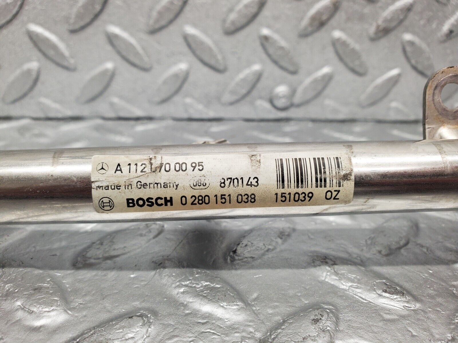 46809 Mercedes-Benz R129 320SL Coupe Fuel Injector Rail 0280151038 1120700095